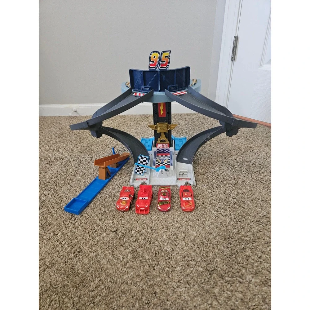 Disney Pixar Cars Rust Eze Racing Tower Playset with 4 Lightning McQueen Cars